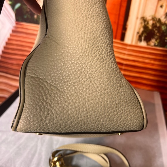 Tory Burch Robinson pebbled leather tote bag cream color with logo charm tag - Picture 7 of 17